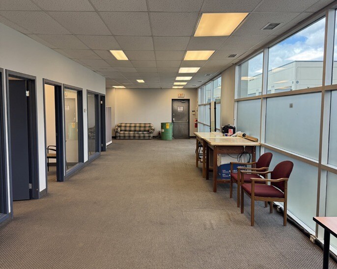 1480 28th St NE, Calgary, AB à louer - Photo intérieure - Image 3 de 5