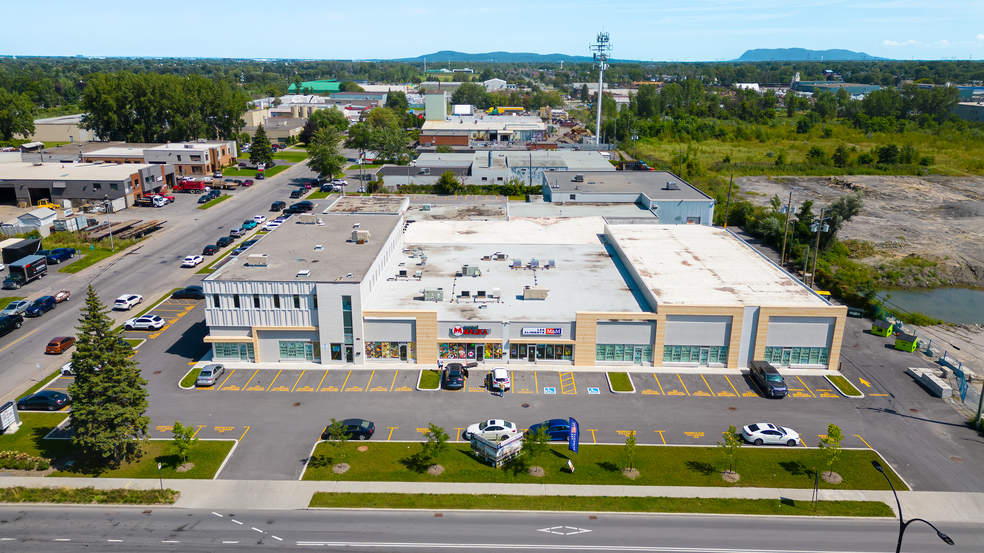 6450 Grande Allée, Saint-hubert, QC à louer - Photo du bâtiment - Image 1 de 7