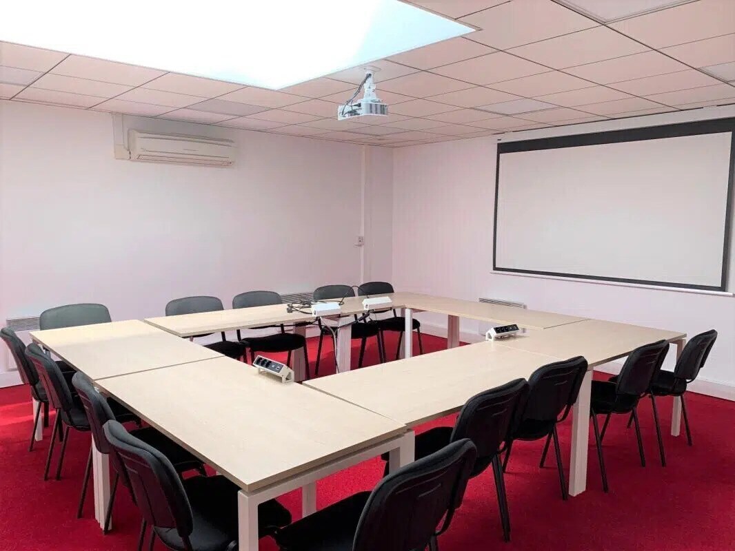 33 Avenue Du Docteur Georges Lévy, Vénissieux for lease Interior Photo- Image 1 of 6