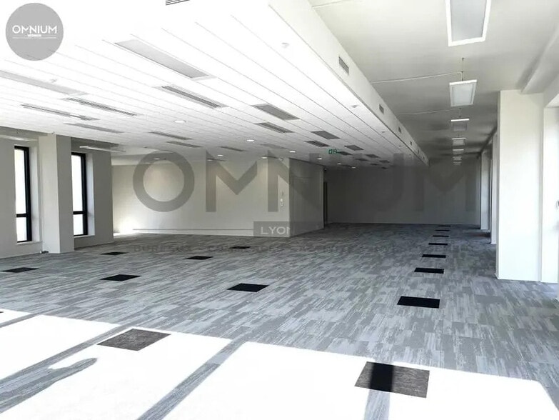 Office in Vénissieux for lease - Building Photo - Image 3 of 15