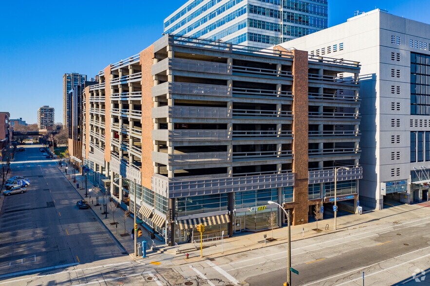 770 N Jefferson St, Milwaukee, WI à louer - Photo du bâtiment - Image 2 de 6