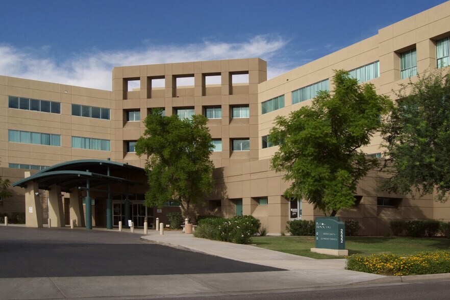 2222 E Highland Ave, Phoenix, AZ à louer - Photo du bâtiment - Image 3 de 12