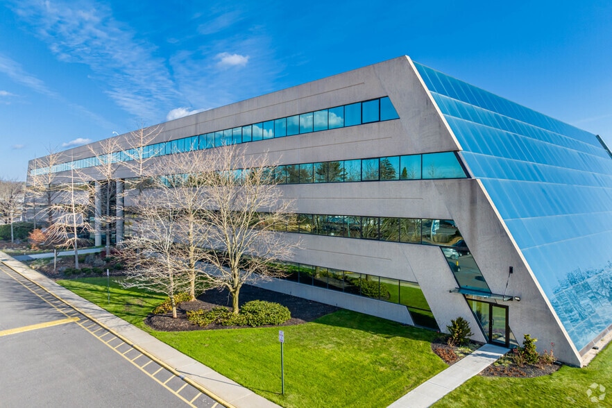 1000 Woodbury Rd, Woodbury, NY for lease - Building Photo - Image 2 of 14