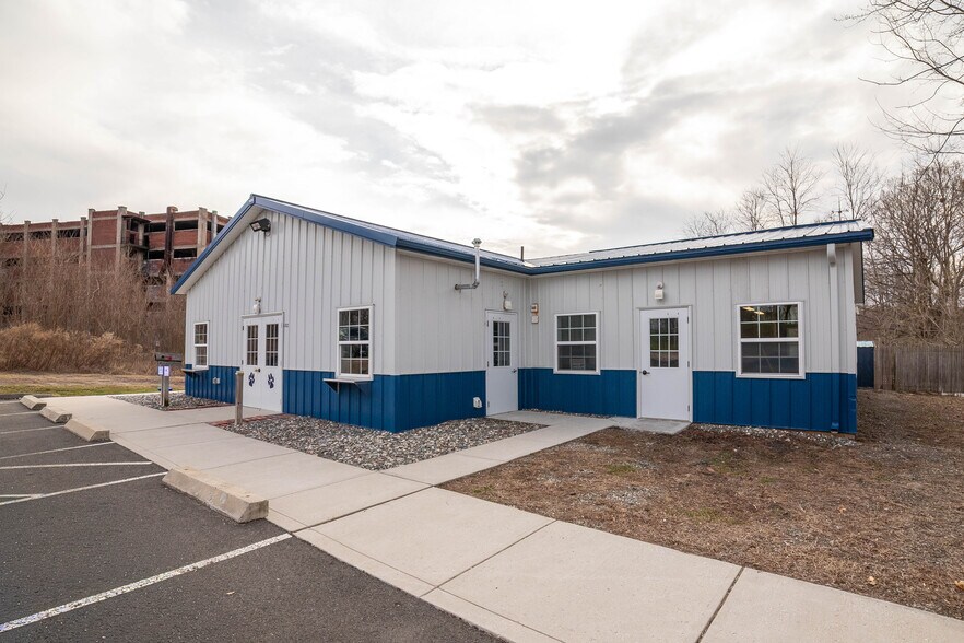 102 Grove St, Chicopee, MA à vendre - Photo du bâtiment - Image 2 de 22