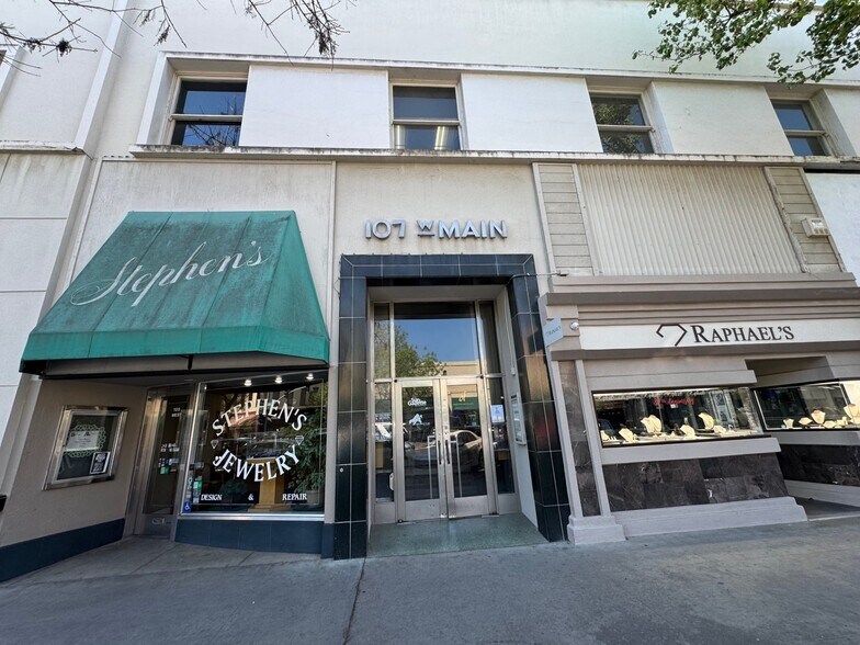 101 W Main St, Visalia, CA à vendre - Photo du bâtiment - Image 2 de 17