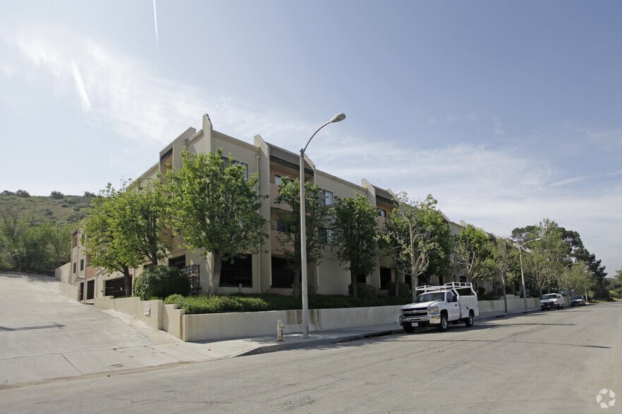 17740 Scherzinger Ln, Canyon Country, CA à vendre - Photo du bâtiment - Image 1 de 3