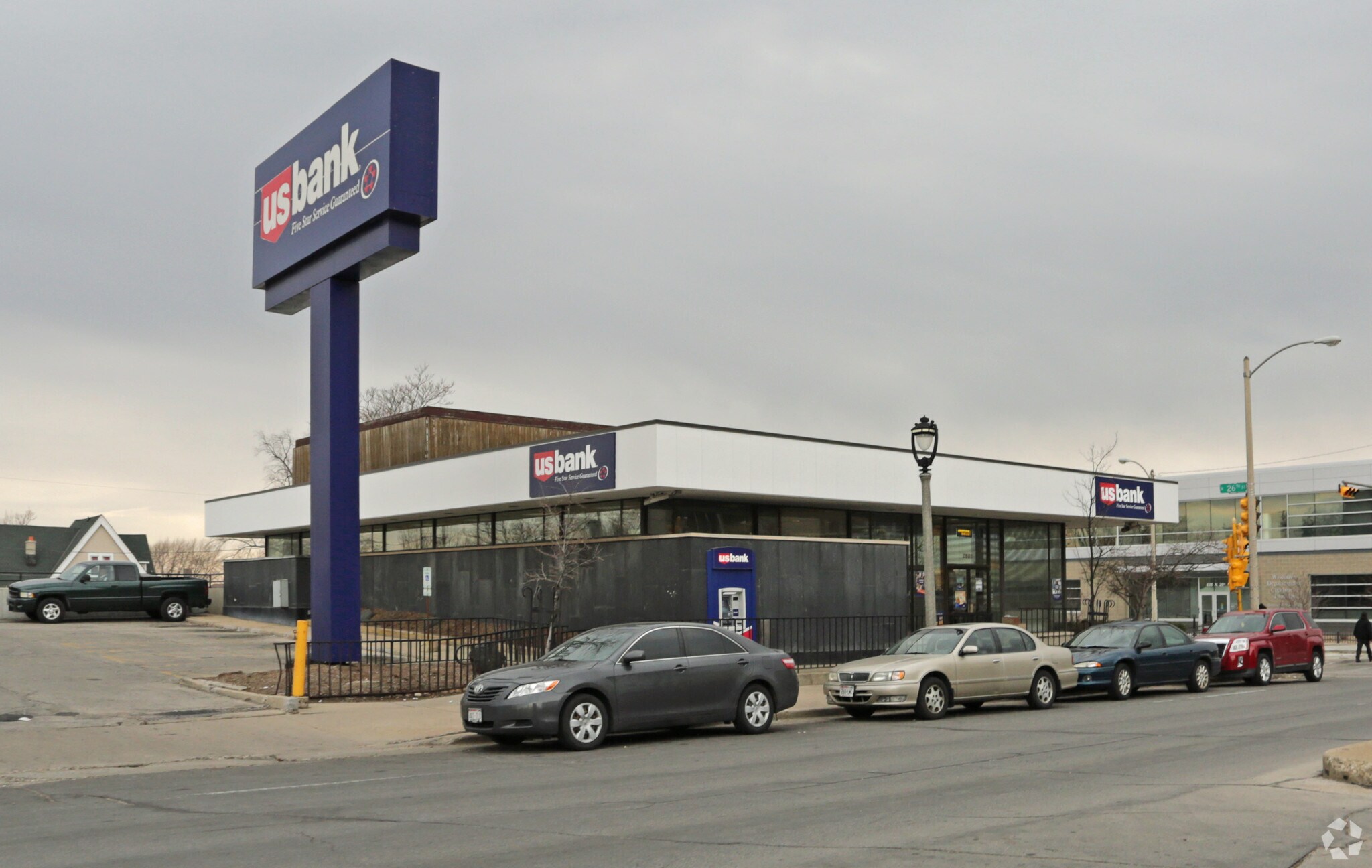 2525 W Wisconsin Ave, Milwaukee, WI for lease Primary Photo- Image 1 of 5