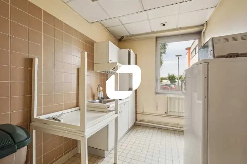Office in La Courneuve for lease - Building Photo - Image 3 of 27