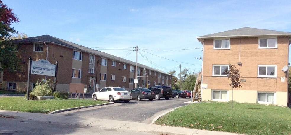 98 Unit Portfolio - Kitchener/ Cambridge portefeuille de 3 propriétés à vendre sur LoopNet.ca - Photo du bâtiment - Image 2 de 2