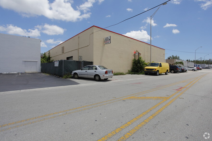 325-337 W 75th Pl, Hialeah, FL for lease - Building Photo - Image 2 of 3