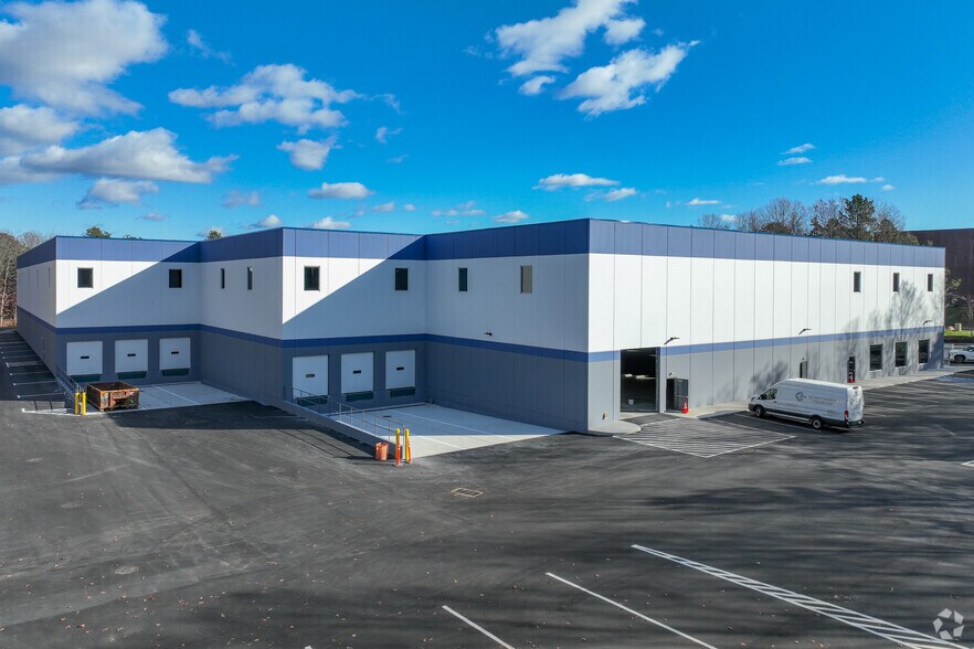 53 Ramsey Rd, Shirley, NY à louer - Photo du bâtiment - Image 3 de 20