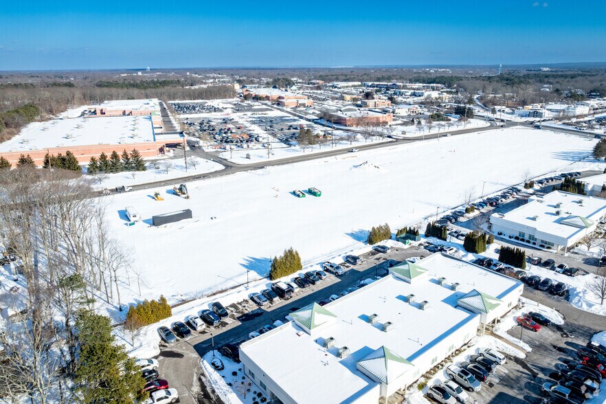365 Mill Rd, Calverton, NY à louer - Aérien - Image 2 de 4