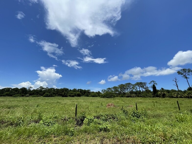 2106 N Kings Hwy, Fort Pierce, FL for sale - Building Photo - Image 3 of 21
