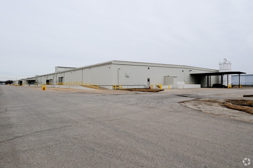 925 SW University Blvd, Topeka, KS for sale - Primary Photo - Image 1 of 5