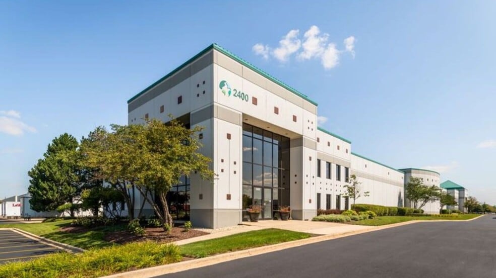2400 Internationale Pky, Woodridge, IL à louer - Photo du bâtiment - Image 1 de 1