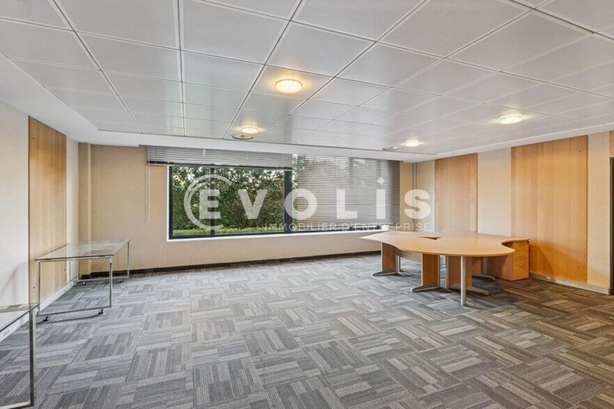 Office in Lieusaint for lease - Building Photo - Image 2 of 10