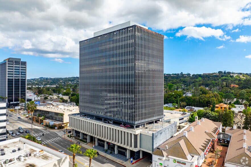 15910 Ventura Blvd, Encino, CA à louer - Photo du bâtiment - Image 3 de 6
