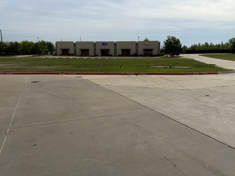 10700 Victoria Ash Dr, Fort Worth, TX for sale - Building Photo - Image 3 of 10
