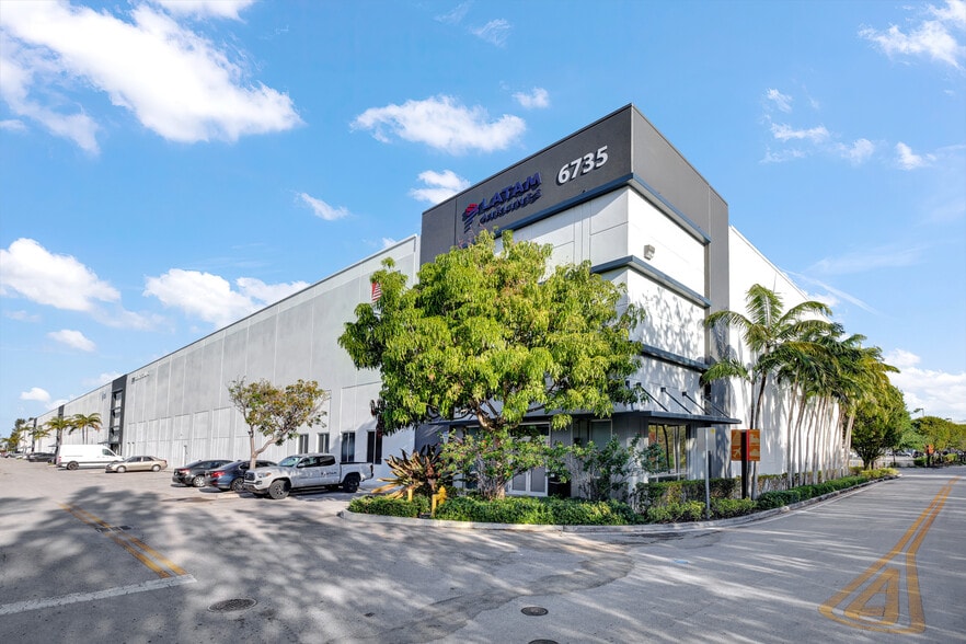 6735 NW 36th St, Miami, FL for lease - Building Photo - Image 2 of 5