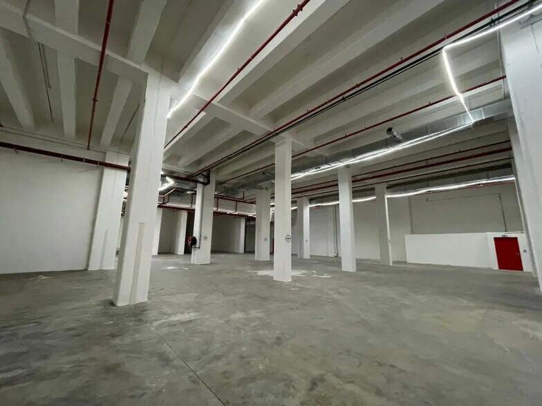 Industrial in Paris for lease - Building Photo - Image 1 of 6