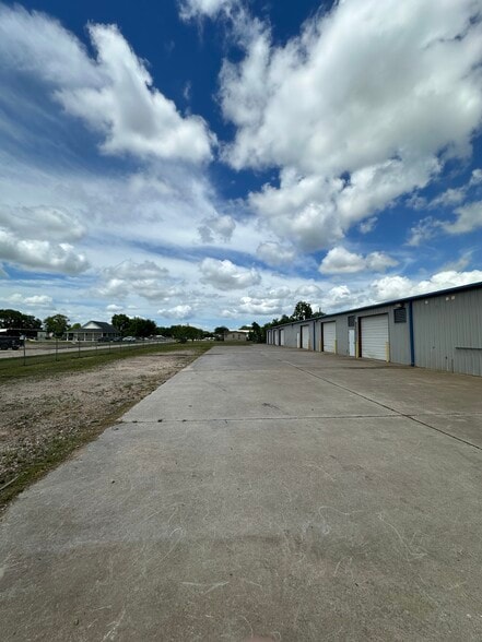 17821 County Road 127, Pearland, TX for lease - Building Photo - Image 2 of 11