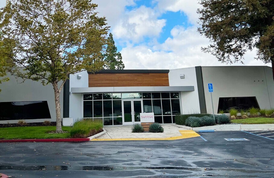 2360-2370 Bering Dr, San Jose, CA à louer - Photo du bâtiment - Image 1 de 11