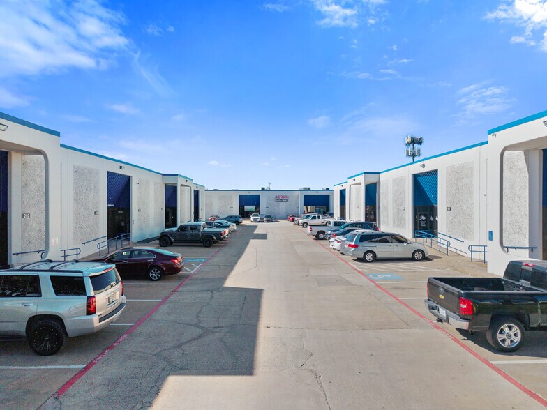 10031 Monroe Dr, Dallas, TX à louer - Photo du bâtiment - Image 3 de 5