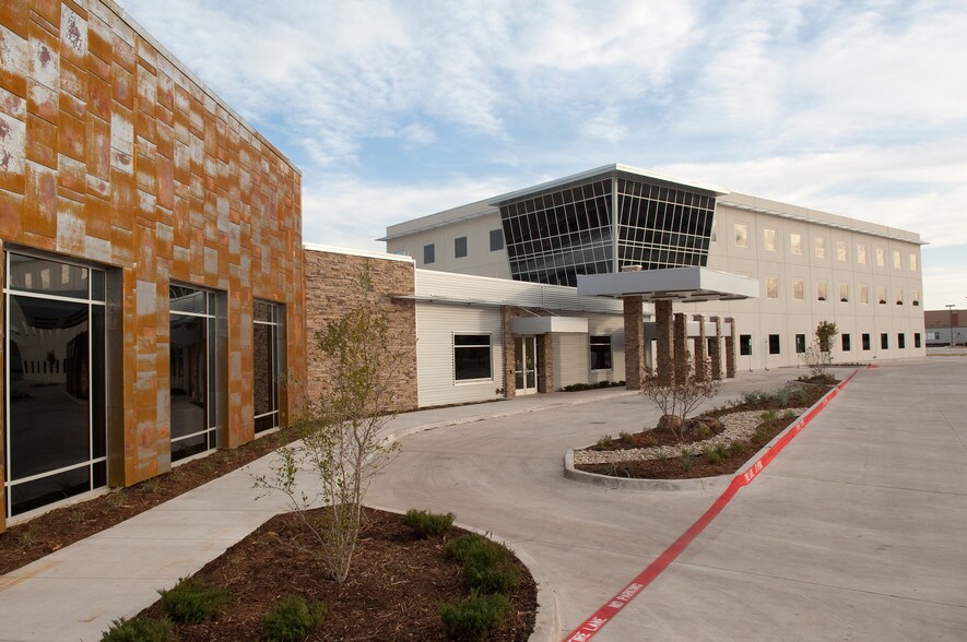 400 W Arbrook Blvd, Arlington, TX à louer - Photo du bâtiment - Image 3 de 11