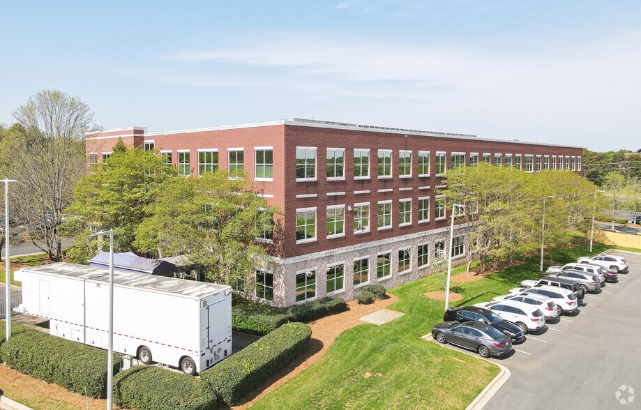 8401 Medical Plaza Dr, Charlotte, NC for lease - Building Photo - Image 2 of 22