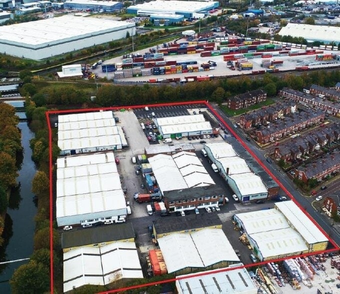 Longford Trading Estate, Manchester à louer - Photo du bâtiment - Image 3 de 9