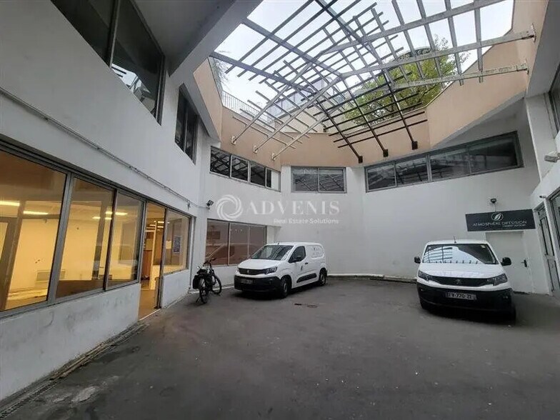 Flex in Courbevoie for lease - Building Photo - Image 1 of 8