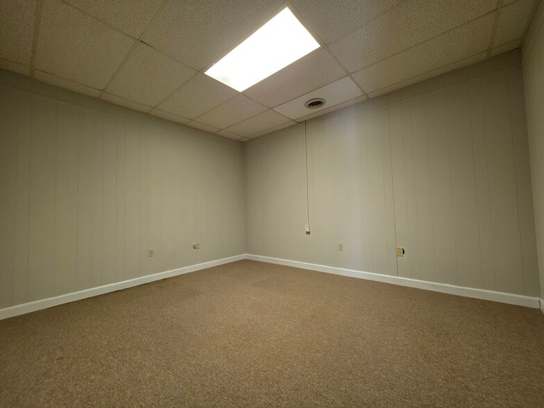 404 St Andrews Dr, Greenville, NC for lease - Building Photo - Image 3 of 107