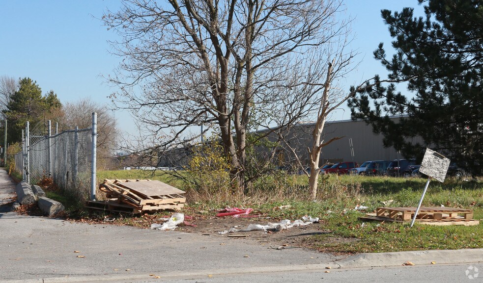 1999 Forbes St, Whitby, ON à louer - Photo du bâtiment - Image 2 de 5