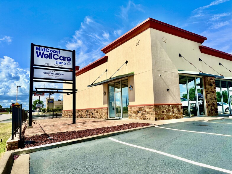 102 W Dallas St, Llano, TX for lease - Primary Photo - Image 1 of 42