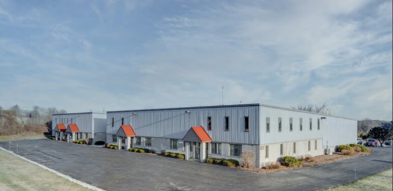 3014-3020 E Progress Dr, West Bend, WI à vendre - Photo du bâtiment - Image 1 de 1