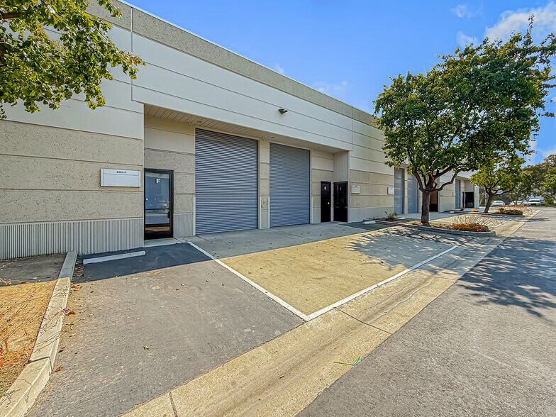 2364 E Sturgis Rd, Oxnard, CA à vendre - Photo du bâtiment - Image 2 de 14
