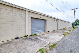 600-612 E Main St, Uvalde, TX à louer Photo du bâtiment- Image 1 de 2