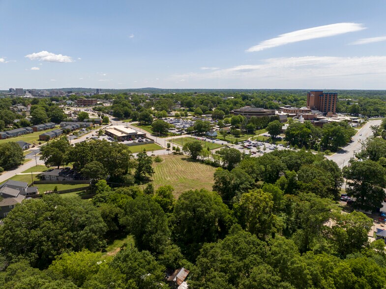 300 Easley Bridge Rd, Greenville, SC à vendre - Photo du bâtiment - Image 2 de 2