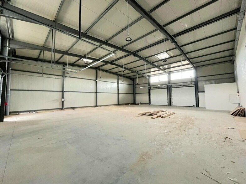 Industrial in Les Arcs for lease - Building Photo - Image 3 of 4