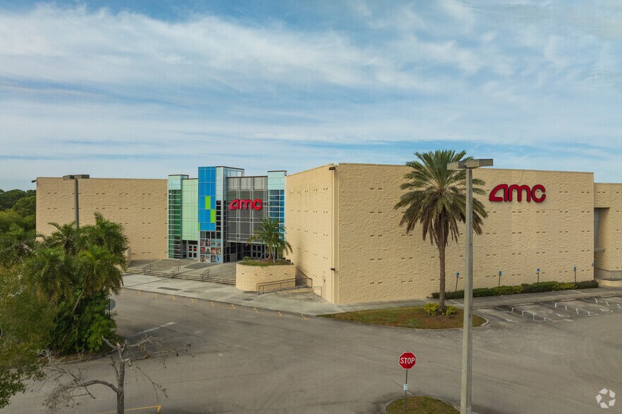 1900 NE Courtyard Cir, Port Saint Lucie, FL à vendre - Photo du bâtiment - Image 2 de 5