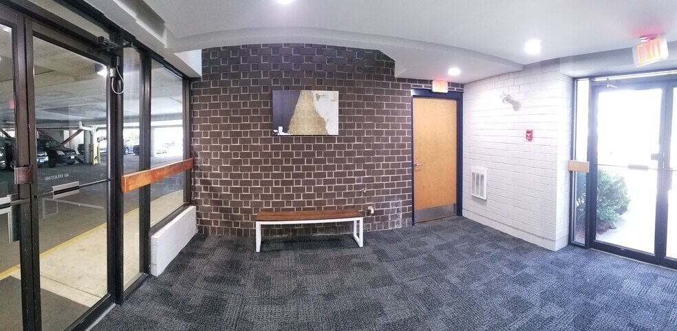 230 Second Ave, Waltham, MA à louer - Hall d’entrée - Image 3 de 9