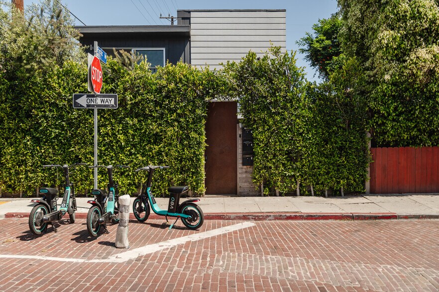 40 18th Ave, Venice, CA à vendre - Photo du bâtiment - Image 2 de 30