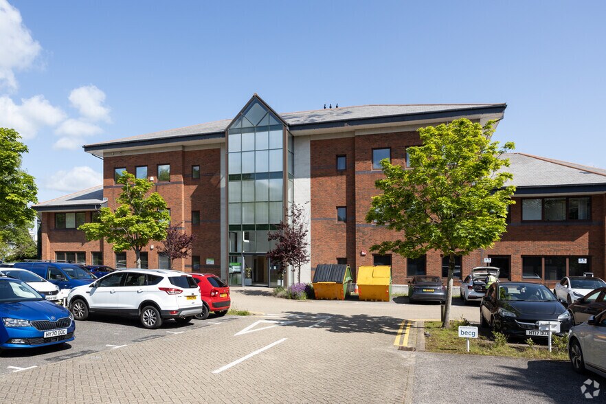 Grange Dr, Southampton à louer - Photo du bâtiment - Image 3 de 32