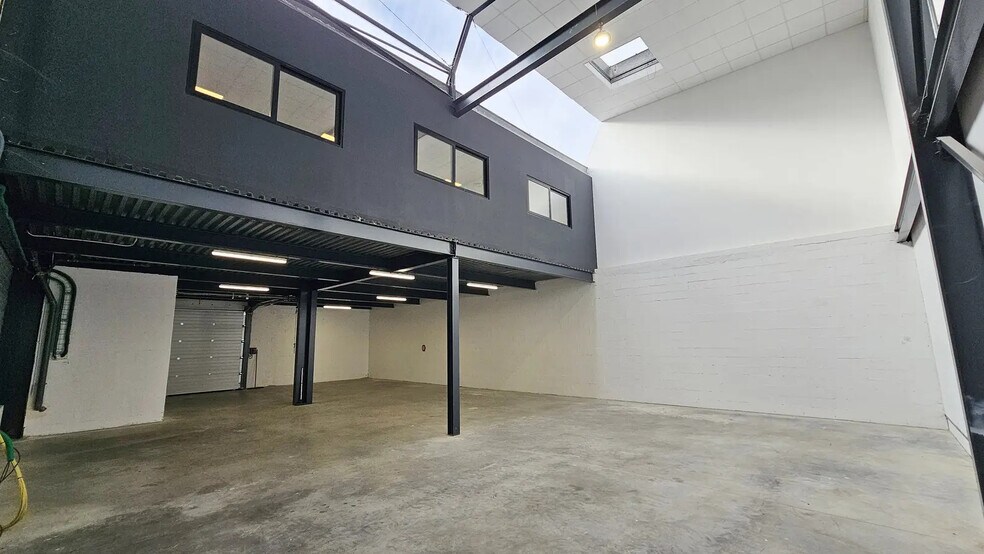 Flex in Collégien for lease - Interior Photo - Image 2 of 16