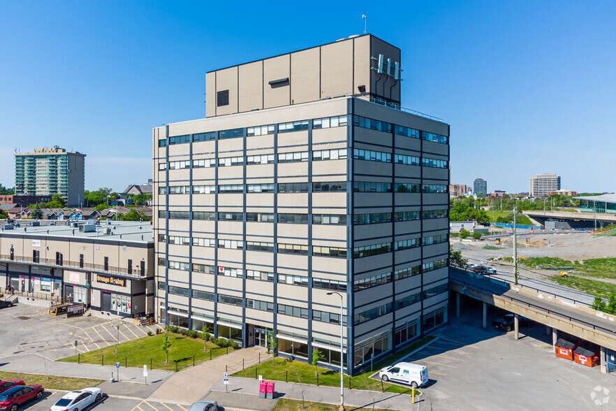 250 City Centre Ave, Ottawa, ON à louer - Photo du bâtiment - Image 3 de 15