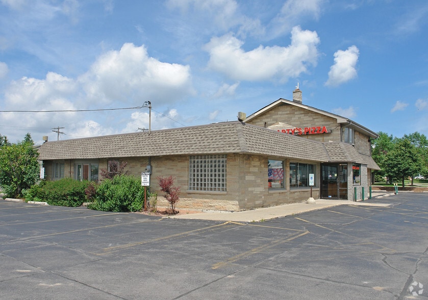 16680 W Bluemound Rd, Brookfield, WI for sale - Building Photo - Image 1 of 4
