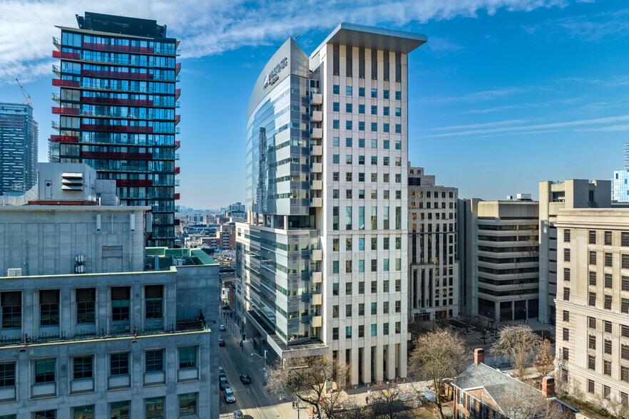 180 Queen St W, Toronto, ON à vendre - Photo du bâtiment - Image 1 de 1