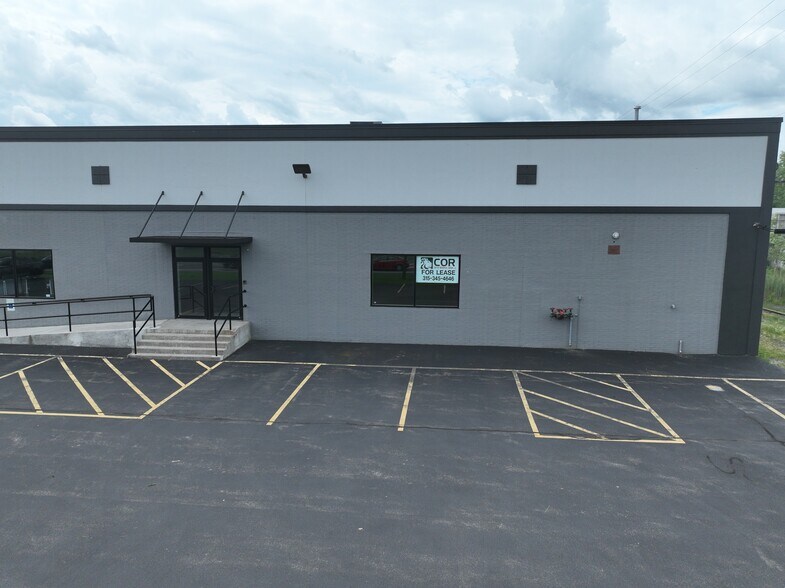 6804 Manlius Center Rd, East Syracuse, NY à louer - Vidéo sur l’inscription commerciale - Image 2 de 7
