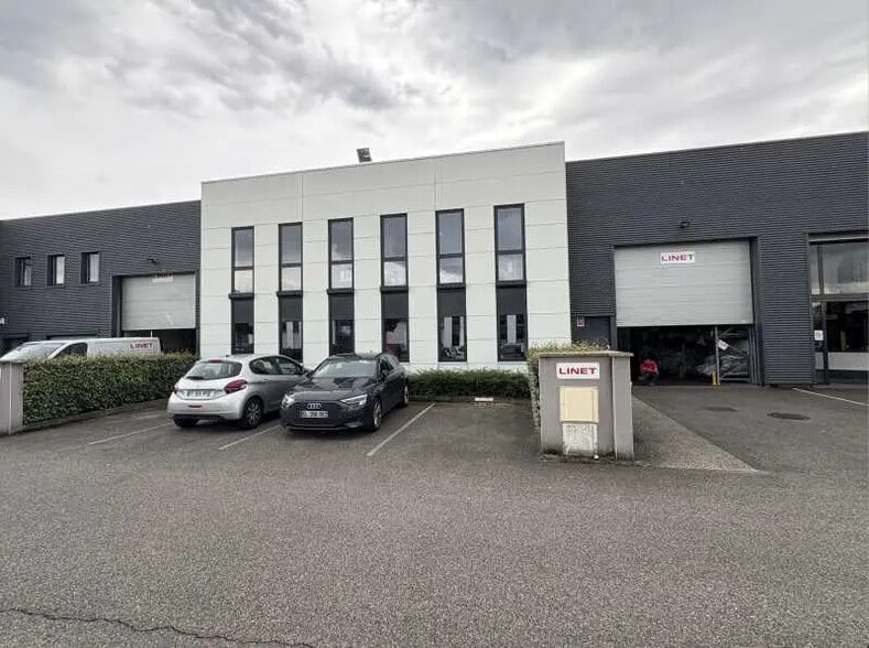 Flex in Vénissieux for lease - Building Photo - Image 1 of 7