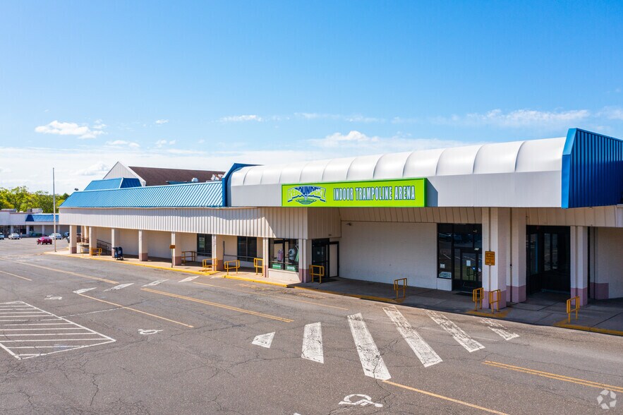 610-640 E Main St, Lansdale, PA à vendre - Photo du bâtiment - Image 3 de 7